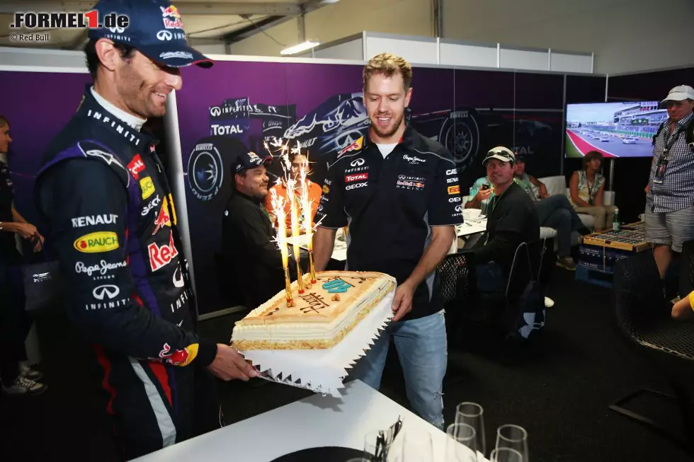 Grund zu feiern gab's bei Red Bull übrigens schon vor Vettels achtem Sieg in Serie, nämlich den 40. Geburtstag von Teamchef Christian Horner. Ganz artig gratulieren die beiden Fahrer ihrem Chef. Foto zur News: Grund zu feiern gab's bei Red Bull übrigens schon vor Vettels achtem Sieg in Serie, nämlich den 40. Geburtstag von Teamchef Christian Horner. Ganz artig gratulieren die beiden Fahrer ihrem Chef.
