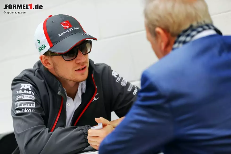Und auch Nico Hülkenberg weiß endlich, wo er landet: bei seinem Ex-Team Force India. Dort nimmt er zum zweiten Mal nach 2012 seinem Landsmann Adrian Sutil das Cockpit weg. Hier im Gespräch mit Manager Werner Heinz. Foto zur News: Und auch Nico Hülkenberg weiß endlich, wo er landet: bei seinem Ex-Team Force India. Dort nimmt er zum zweiten Mal nach 2012 seinem Landsmann Adrian Sutil das Cockpit weg. Hier im Gespräch mit Manager Werner Heinz.