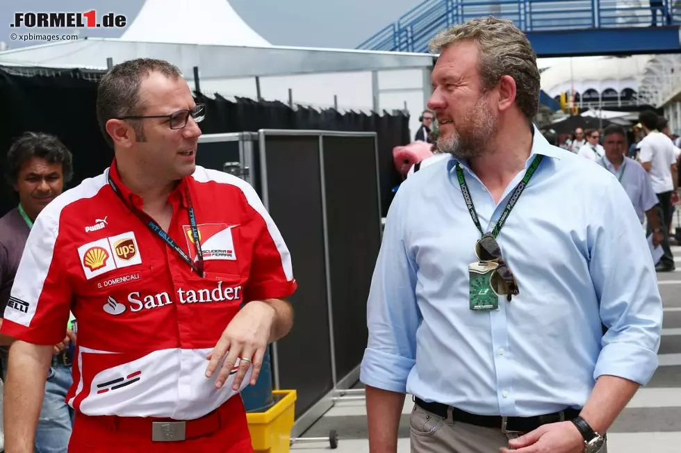 Aber es gibt ja auch viel zu bereden beim Saisonfinale - selten zuvor hat der Transfermarkt binnen weniger Stunden so verrückt gespielt! Hier Ferrari-Teamchef Stefano Domenicali im Gespräch mit Richard Goddard, der für Paul di Resta noch ein Cockpit sucht. Ob der Schotte am Ende Scuderia-Testfahrer wird, wenn's mit dem Rennvertrag nicht klappt? Foto zur News: Aber es gibt ja auch viel zu bereden beim Saisonfinale - selten zuvor hat der Transfermarkt binnen weniger Stunden so verrückt gespielt! Hier Ferrari-Teamchef Stefano Domenicali im Gespräch mit Richard Goddard, der für Paul di Resta noch ein Cockpit sucht. Ob der Schotte am Ende Scuderia-Testfahrer wird, wenn's mit dem Rennvertrag nicht klappt?