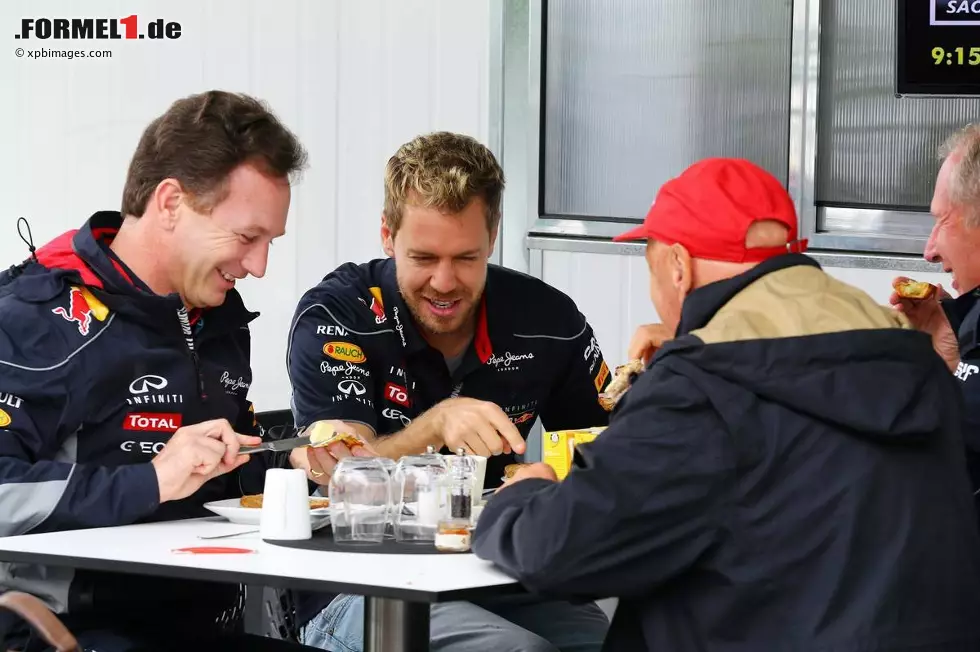 Lockerer Plausch beim Frühstück: Christian Horner, Sebastian Vettel und Helmut Marko haben keine Scheu davor, Mercedes-Konkurrent Niki Lauda einzuladen. Nur dessen Kollege Toto Wolff ist beim "Brausehersteller" immer noch Persona non grata. Foto zur News: Lockerer Plausch beim Frühstück: Christian Horner, Sebastian Vettel und Helmut Marko haben keine Scheu davor, Mercedes-Konkurrent Niki Lauda einzuladen. Nur dessen Kollege Toto Wolff ist beim "Brausehersteller" immer noch Persona non grata.