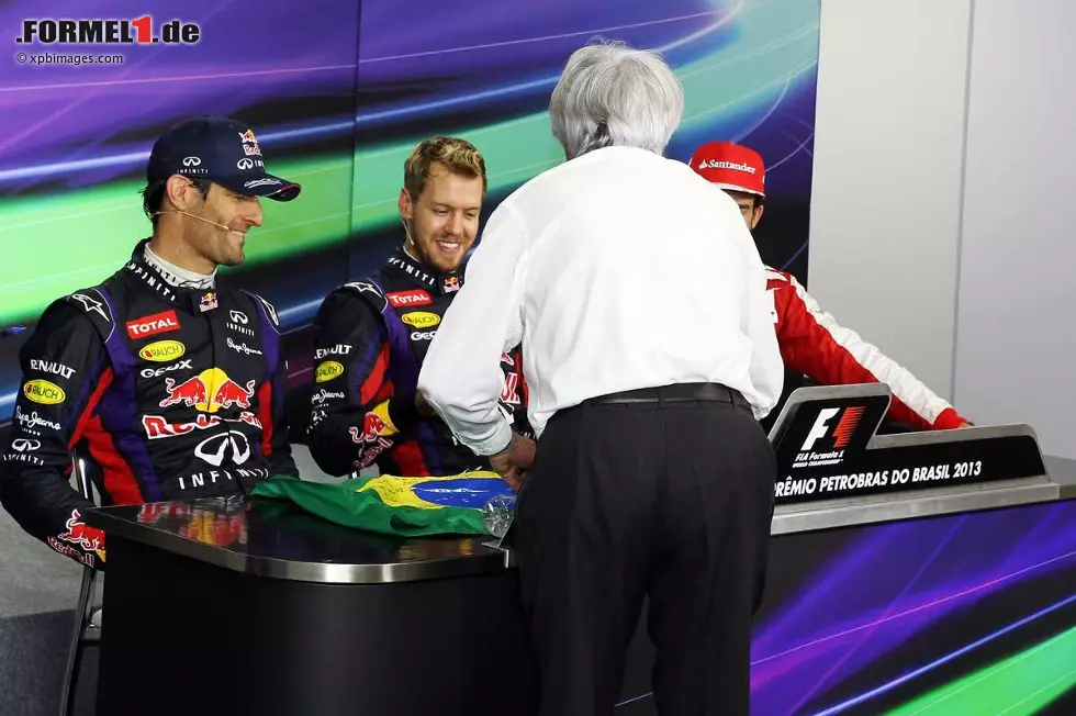 Ganz einfach: Er wollte Webber zum Abschied eine brasilianische Flagge schenken, signiert von ihm selbst und allen Fahrern - aber die Unterschrift von Sebastian Vettel fehlte noch. Also platzte der Formel-1-Boss ins Medien-Kreuzverhör und legte Vettel Flagge und Stift hin. Foto zur News: Ganz einfach: Er wollte Webber zum Abschied eine brasilianische Flagge schenken, signiert von ihm selbst und allen Fahrern - aber die Unterschrift von Sebastian Vettel fehlte noch. Also platzte der Formel-1-Boss ins Medien-Kreuzverhör und legte Vettel Flagge und Stift hin.