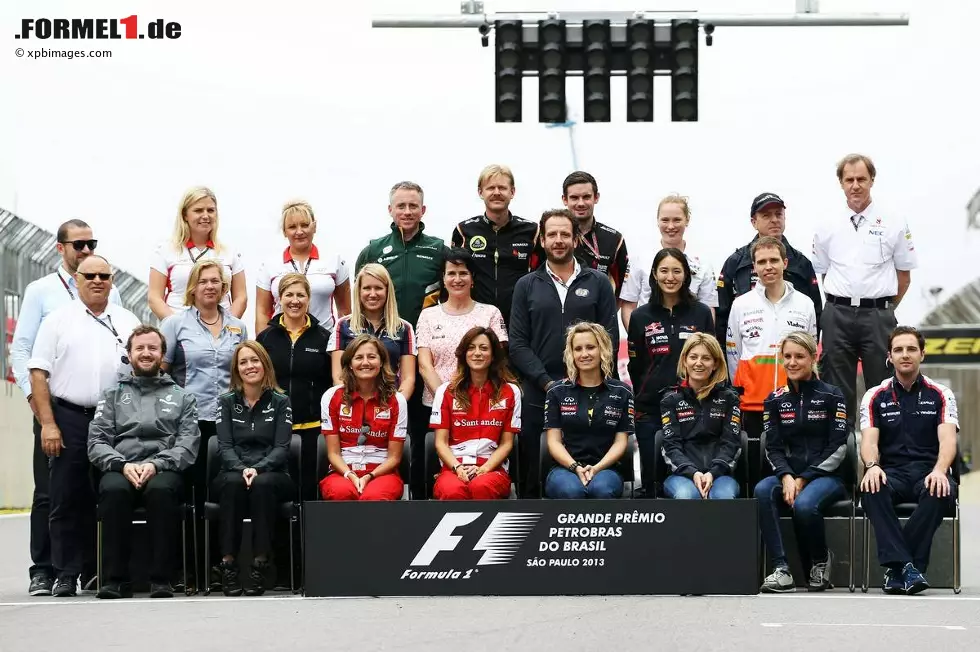 Die Klasse von 2013 - aber wie Sie richtig erkennen, sind das nicht die Fahrer, sondern die Pressesprecher der Teams. Auffällig: Andy Stobart (Lotus, Mitte hinten) trägt immer noch den Schnauzer für die "Movember"-Charity. Der große Herr in der Mitte ist FIA-Kommunikationschef Matteo Bonciani - so, wie er sich am wohlsten fühlt: umzingelt von schönen Frauen... Foto zur News: Die Klasse von 2013 - aber wie Sie richtig erkennen, sind das nicht die Fahrer, sondern die Pressesprecher der Teams. Auffällig: Andy Stobart (Lotus, Mitte hinten) trägt immer noch den Schnauzer für die "Movember"-Charity. Der große Herr in der Mitte ist FIA-Kommunikationschef Matteo Bonciani - so, wie er sich am wohlsten fühlt: umzingelt von schönen Frauen...