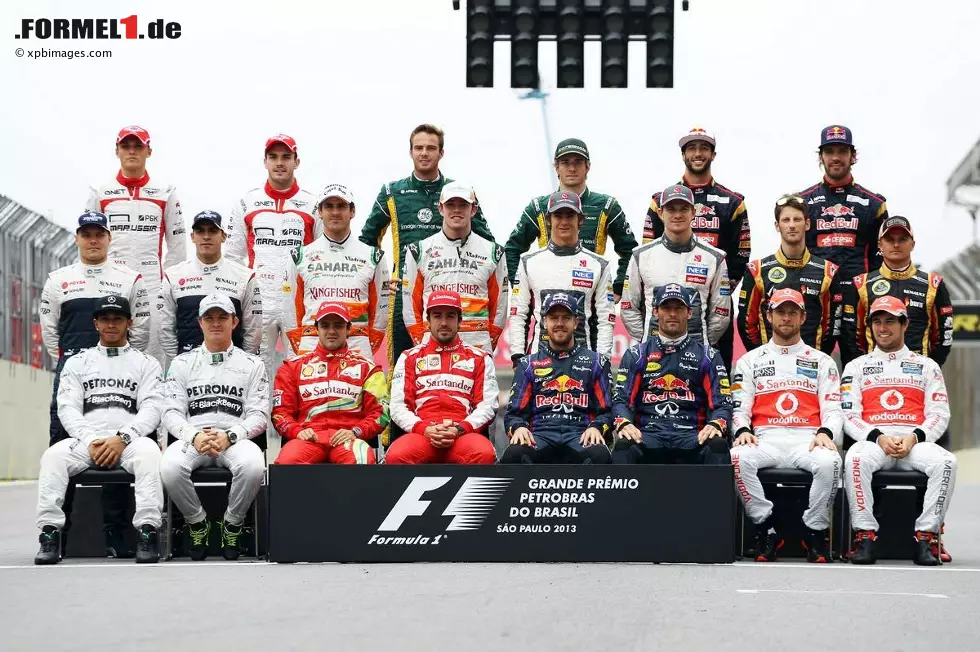 Und hier die "echte" Klasse von 2013. Es fehlt nur Kimi Räikkönen, der kürzlich in Straßburg am Rücken operiert wurde. An seiner Stelle durfte Landsmann Heikki Kovalainen aufs Foto. Foto zur News: Und hier die "echte" Klasse von 2013. Es fehlt nur Kimi Räikkönen, der kürzlich in Straßburg am Rücken operiert wurde. An seiner Stelle durfte Landsmann Heikki Kovalainen aufs Foto.