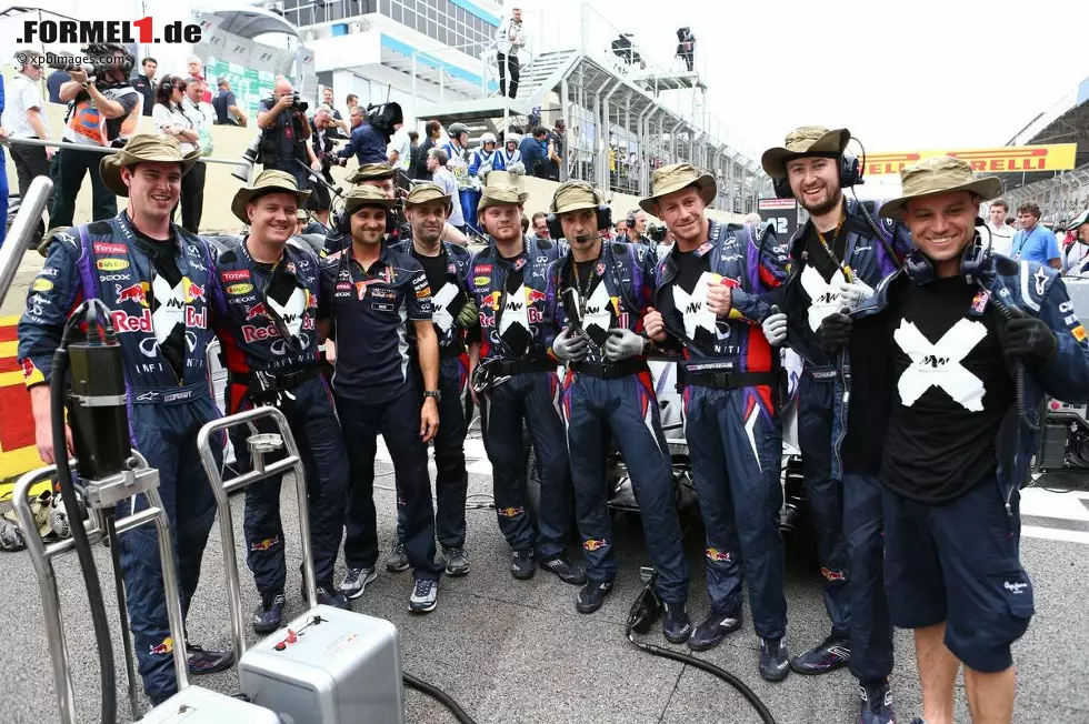 Die Webber-Crew tat jedenfalls ihr Bestes dafür - und tauchte auf dem Grid mit australischen Crocodile-Dundee-Hüten auf! Foto zur News: Die Webber-Crew tat jedenfalls ihr Bestes dafür - und tauchte auf dem Grid mit australischen Crocodile-Dundee-Hüten auf!