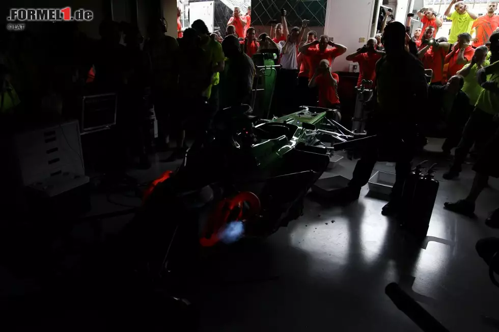 Brasilien bedeutete auch das Ende der V8-Ära, und weil die alten Motoren nun nicht mehr gebraucht werden, machte sich das Caterham-Team nach dem Rennen einen Spaß daraus, ein Aggregat solange auf 18.000 Touren zu drehen, bis die Luft raus war. Übrigens: Renault hatte schon das letzte Rennen der V10-Ära gewonnen - und wiederholte dieses Kunststück nun auch mit dem V8. Foto zur News: Brasilien bedeutete auch das Ende der V8-Ära, und weil die alten Motoren nun nicht mehr gebraucht werden, machte sich das Caterham-Team nach dem Rennen einen Spaß daraus, ein Aggregat solange auf 18.000 Touren zu drehen, bis die Luft raus war. Übrigens: Renault hatte schon das letzte Rennen der V10-Ära gewonnen - und wiederholte dieses Kunststück nun auch mit dem V8.