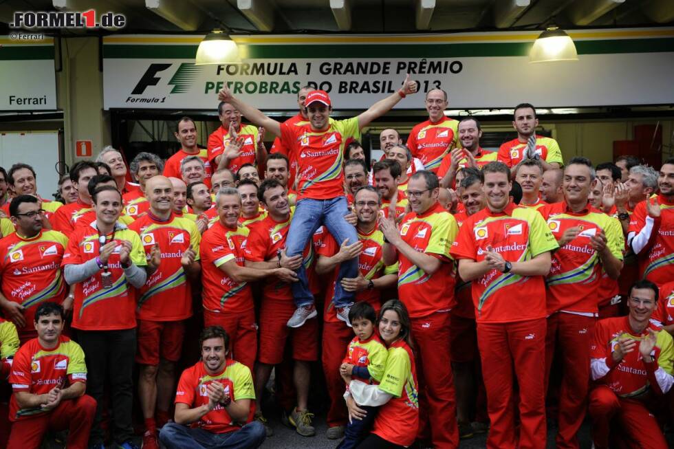 Foto zur News: Das will dann natürlich auch gefeiert werden, mit speziellen Abschieds-T-Shirts, die Ferrari drucken ließ: &quot;Danke, Felipe!&quot; Selbst Fernando Alonso ließ es sich nicht nehmen, seinen Teamkollegen zu verabschieden. Wenn es ihm möglich gewesen wäre, meinte er nach dem Rennen, hätte er Massa sogar einen Podestplatz geschenkt.