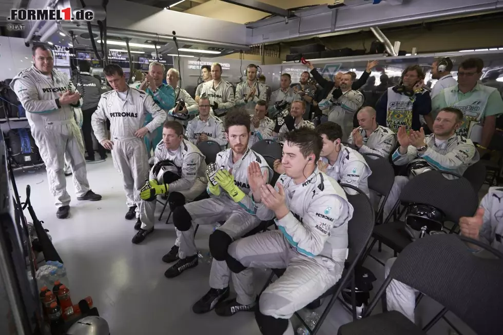 Platz zwei: Mercedes schlägt Ferrari in der Konstrukteurs-Weltmeisterschaft - ein Erfolg, der acht Millionen Euro wert sein soll, wie man munkelt. Sportchef Toto Wolff ist die Erleichterung anzusehen, kann aber in Brasilien wegen des frühen Rückflugs nicht mehr Party machen. "Ich betrinke mich eben im Flieger", grinst er. Foto zur News: Platz zwei: Mercedes schlägt Ferrari in der Konstrukteurs-Weltmeisterschaft - ein Erfolg, der acht Millionen Euro wert sein soll, wie man munkelt. Sportchef Toto Wolff ist die Erleichterung anzusehen, kann aber in Brasilien wegen des frühen Rückflugs nicht mehr Party machen. "Ich betrinke mich eben im Flieger", grinst er.