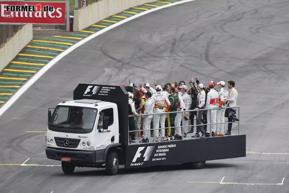 Die Fahrerparade vor dem Start, traditionellerweise auf der Ladefläche eines LKW. "Es ist hier wie im Fußballstadion, von der Atmosphäre her", sagt Fernando Alonso. "Ich fahre gern hier." Foto zur News: Die Fahrerparade vor dem Start, traditionellerweise auf der Ladefläche eines LKW. "Es ist hier wie im Fußballstadion, von der Atmosphäre her", sagt Fernando Alonso. "Ich fahre gern hier."