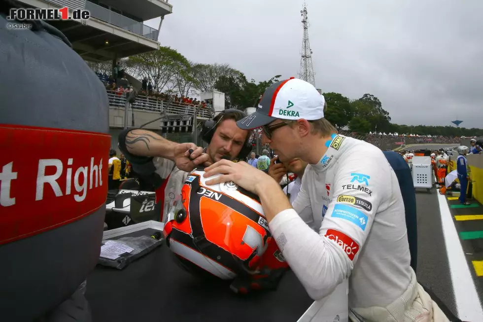Vor dem Start noch Rumgefummel am Helm. Der Gummi-Trinkschlauch war nämlich zu lang, und das ist unangenehm, wenn der Helm erstmal auf dem Kopf ist. Also schnipselten Hülkenberg und sein Physio das noch vor dem Start zurecht. Foto zur News: Vor dem Start noch Rumgefummel am Helm. Der Gummi-Trinkschlauch war nämlich zu lang, und das ist unangenehm, wenn der Helm erstmal auf dem Kopf ist. Also schnipselten Hülkenberg und sein Physio das noch vor dem Start zurecht.