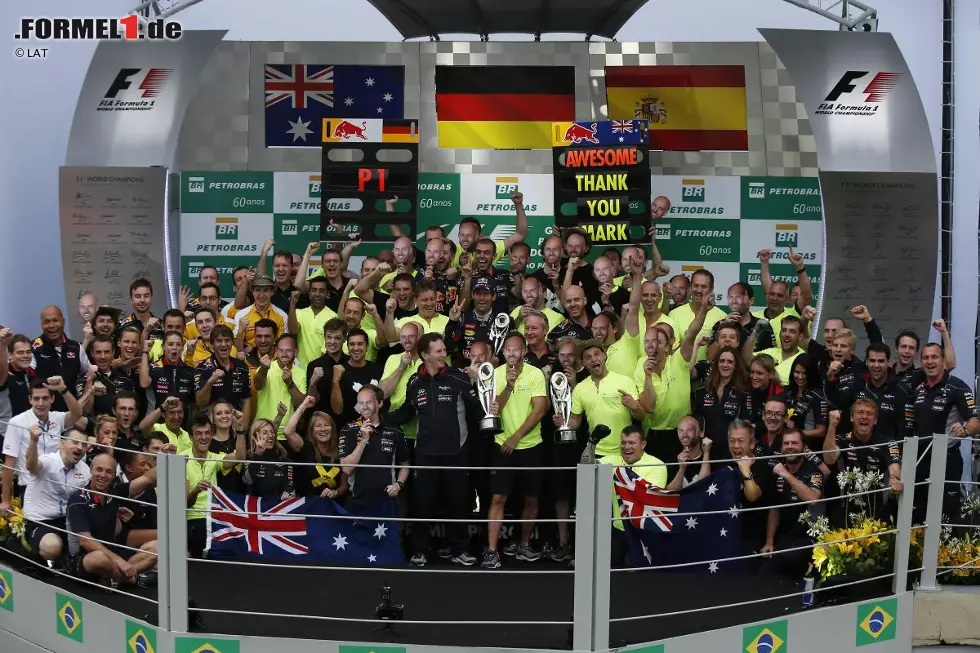 Platz eins: Red Bull holt zum vierten Mal hintereinander beide WM-Titel! Einige Mitarbeiter halten sich auf diesem Foto Masken ins Gesicht - und verabschieden damit ihren Kollegen Tom Batch. "Leider verlässt er uns jetzt", bedauert sogar Champion Sebastian Vettel. "Ich möchte ihm danken für all seine Arbeit, die er geleistet hat." Foto zur News: Platz eins: Red Bull holt zum vierten Mal hintereinander beide WM-Titel! Einige Mitarbeiter halten sich auf diesem Foto Masken ins Gesicht - und verabschieden damit ihren Kollegen Tom Batch. "Leider verlässt er uns jetzt", bedauert sogar Champion Sebastian Vettel. "Ich möchte ihm danken für all seine Arbeit, die er geleistet hat."