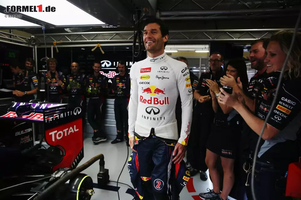 Sonntagmittag vor dem Rennen: Webber kommt in die Box - und seine Spalier stehende Crew spielt zu seinen Ehren "Waltzing Matilda", so etwas wie die inoffizielle australische Nationalhymne. "Ich glaube", so Teamchef Christian Horner, "dass ihm das alles näher gegangen ist, als er sich selbst im Vorhinein eingestehen wollte." Foto zur News: Sonntagmittag vor dem Rennen: Webber kommt in die Box - und seine Spalier stehende Crew spielt zu seinen Ehren "Waltzing Matilda", so etwas wie die inoffizielle australische Nationalhymne. "Ich glaube", so Teamchef Christian Horner, "dass ihm das alles näher gegangen ist, als er sich selbst im Vorhinein eingestehen wollte."