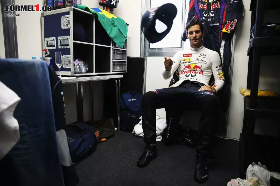 Der erste Moment der Ruhe im eigenen Driver's-Room: Mark Webber beendet seine Formel-1-Karriere nach 215 Grands Prix, von denen er neun gewann (den ersten auf dem Nürburgring 2009) und in denen er 42 Mal auf dem Podium stand. 2010, 2011 und 2013 wurde er WM-Dritter. Foto zur News: Der erste Moment der Ruhe im eigenen Driver's-Room: Mark Webber beendet seine Formel-1-Karriere nach 215 Grands Prix, von denen er neun gewann (den ersten auf dem Nürburgring 2009) und in denen er 42 Mal auf dem Podium stand. 2010, 2011 und 2013 wurde er WM-Dritter.
