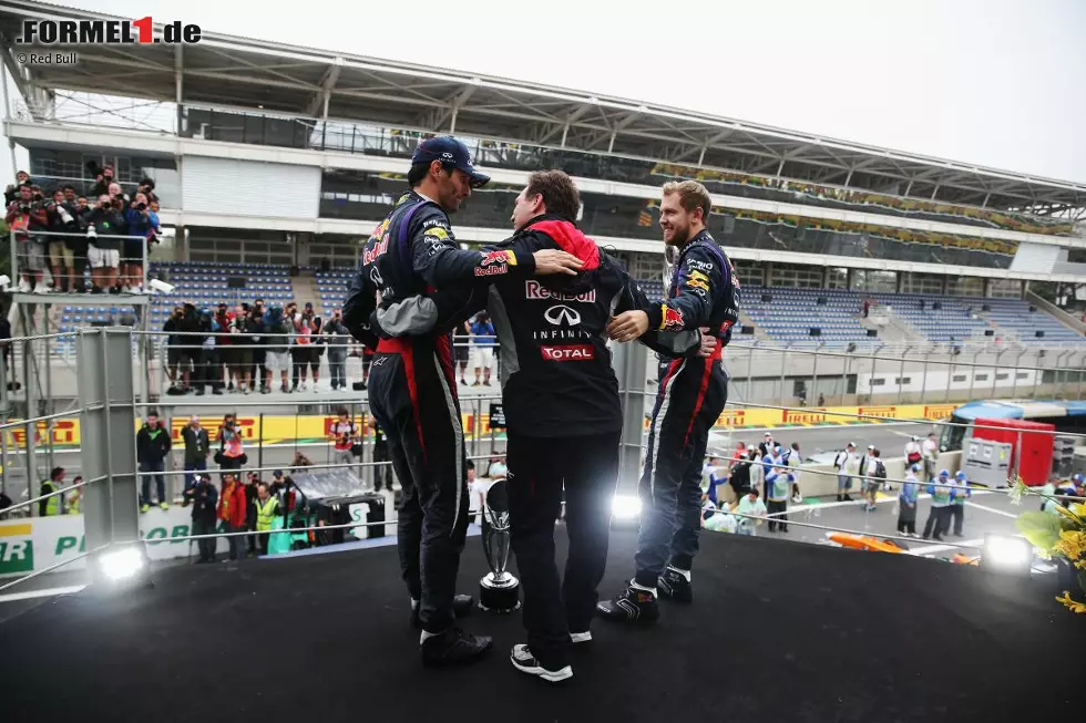 Noch ein allerletztes Mal aufs Podium, mit Teamchef Horner und Teamkollege Vettel. Der sagt über Webber: "Wir hatten kein gutes Verhältnis zueinander, aber eines war immer vorhanden: großer Respekt." Foto zur News: Noch ein allerletztes Mal aufs Podium, mit Teamchef Horner und Teamkollege Vettel. Der sagt über Webber: "Wir hatten kein gutes Verhältnis zueinander, aber eines war immer vorhanden: großer Respekt."