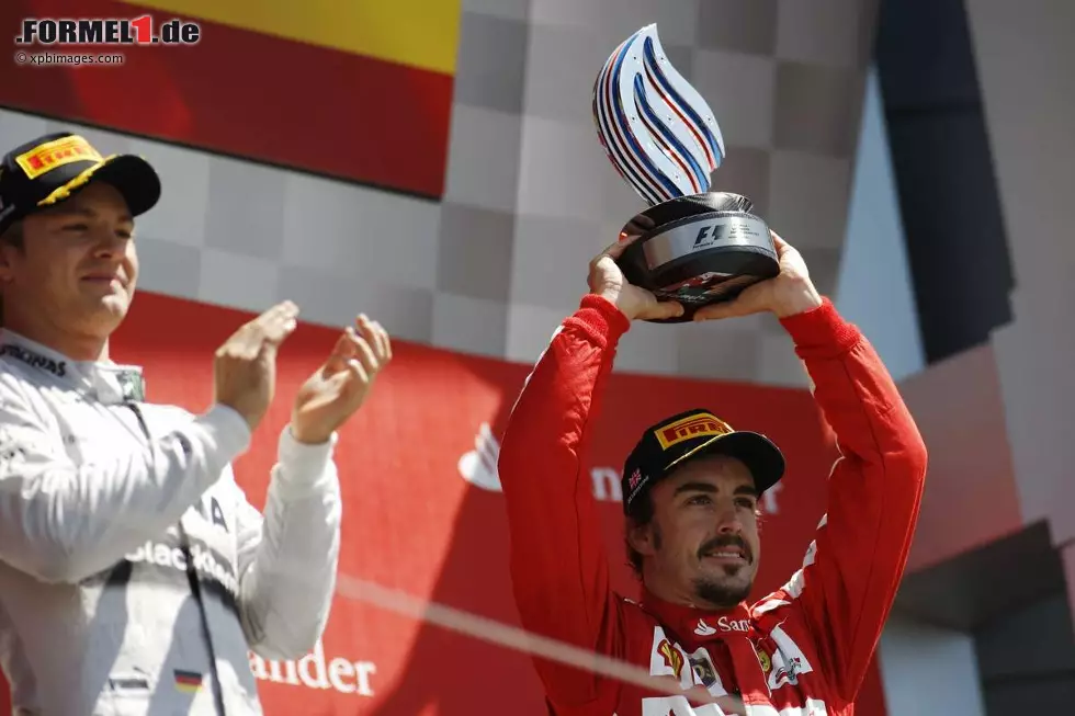 Foto zur News: In Silverstone wird Alonso Dritter, Sieger Rosberg applaudiert. Teamchef Stefano Domenicali bezeichnet das Rennen im Nachhinein als Wendepunkt - von da an sei es mit Ferrari bergab gegangen.