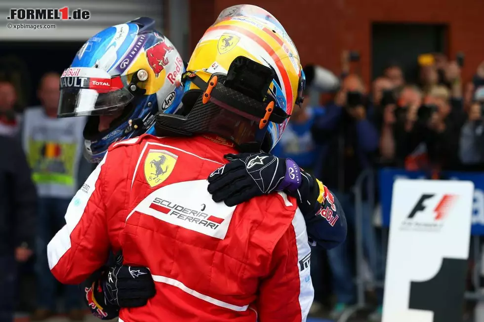Foto zur News: In Belgien beginnt eine Serie von zweiten Plätzen für Alonso, bei denen er sich jedes Mal Sebastian Vettel geschlagen geben muss.