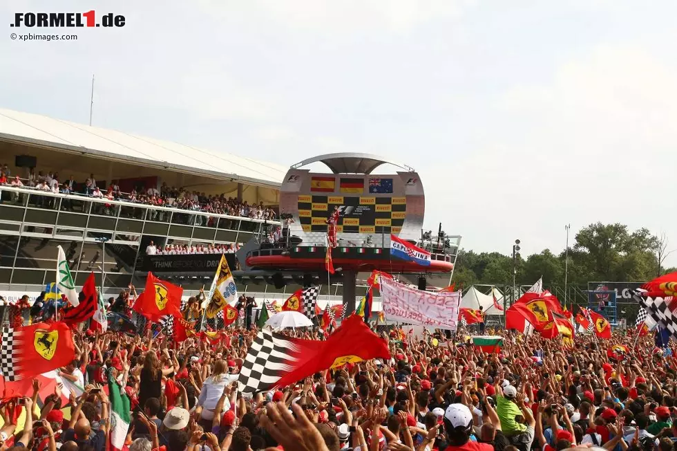 Foto zur News: Beim Ferrari-Heimspiel in Monza wird Alonso für seinen zweiten Platz frenetisch von tausenden Tifosi bejubelt. Sieger Vettel erntet seinerseits Pfiffe für eine makellose Leistung.