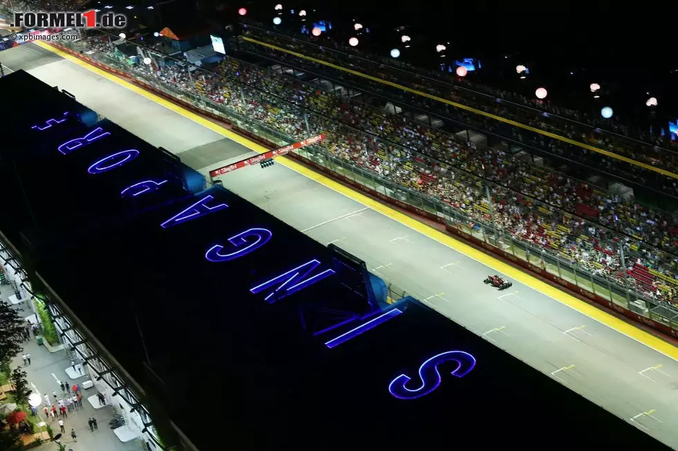 Foto zur News: In der Nacht von Singapur stellt Alonso seinen Boliden erneut auf den zweiten Platz.