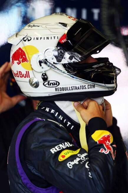 Foto zur News: #6: Extremsportler Felix Baumgartner ist ebenfalls ein Red-Bull-Mann gewesen, warum sollte man nicht also seinen Sprung aus der Stratosphäre mit einem eigenen Helm wertschätzen? In Melbourne 2013 wurde Vettel mit einem Kopfschutz gesichtet, der ihn wie einen Astronauten anstatt eines Formel-1-Piloten wirken ließ.