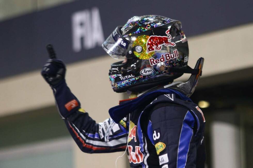 Foto zur News: #7: Vielleicht nicht Vettels schönster Helm, dafür aber einer der wichtigsten: Diese Psycho-Glitzer-Variante kam in Abu Dhabi 2010 zum Einsatz, als der damals 23-Jährige seinen ersten Weltmeistertitel einfahren konnte. Aber auch die Idee mit dem Glitzer bei Nacht ist uns einen Platz in den Top 10 wert.