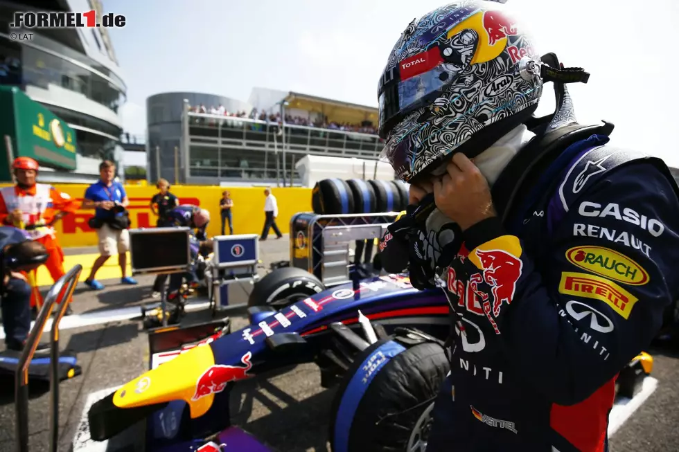 Foto zur News: #10: Der Helm, den Vettel 2014 in Monza trug, ist derzeit in aller Munde. Denn dieses Design ist in ähnlicher Form nun auch bei den Testfahrten in Jerez auf dem kompletten Red Bull RB11 zu sehen. Teamchef Christian Horner gefiel der Look so sehr, dass er gleich den ganzen Boliden so gestaltete - als Tarnmuster, um sich vor interessierten Blicken der Konkurrenz zu schützen.