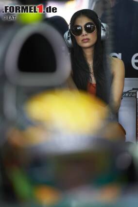 Foto zur News: Immer mal wieder ließ sich Scherzinger während der Rennwochenenden in der McLaren-Box blicken.