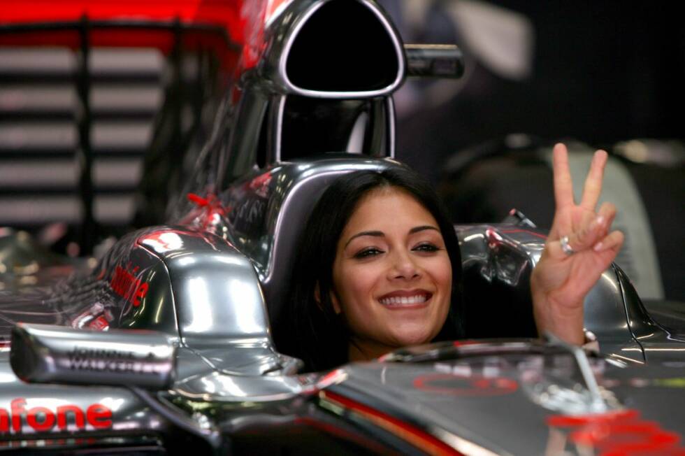Foto zur News: Scherzinger war stets ein beliebter Gast in der McLaren-Garage, sie durfte sogar in Hamiltons Wagen Platz nehmen.