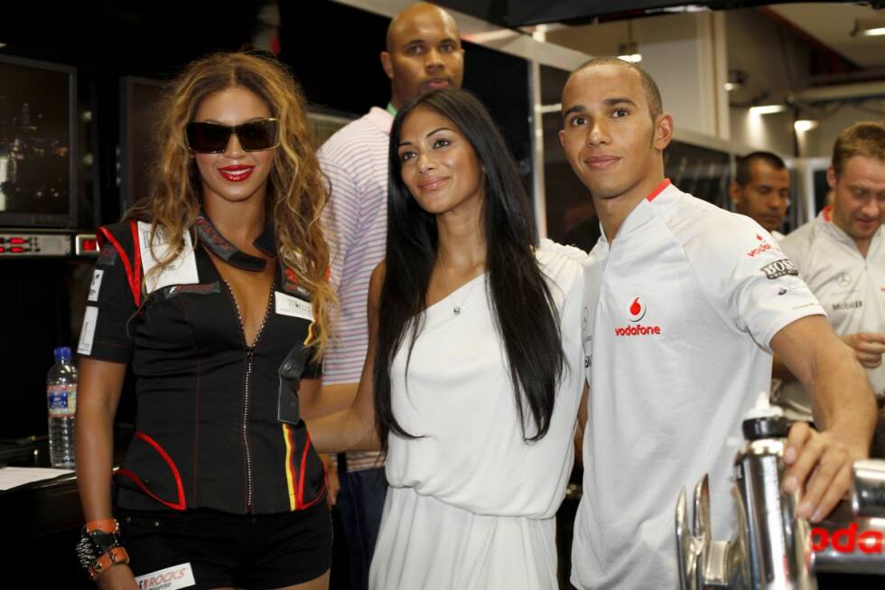 Foto zur News: Beide sind absolute Superstars und trafen sich immer gern mit ihres Gleichen. Hier posieren sie 2009 zusammen mit Sängerin Beyonce...