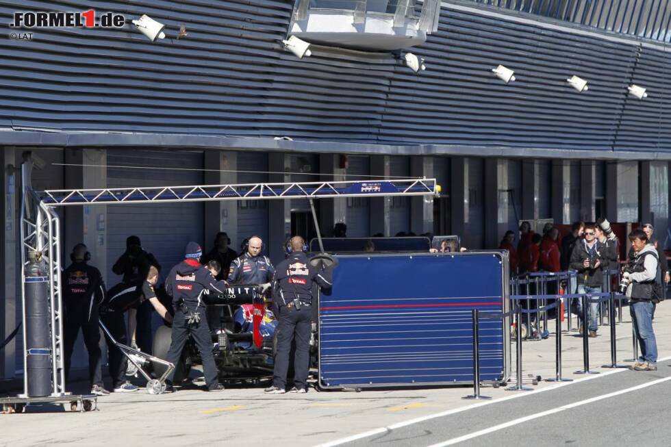 Foto zur News: Schon bei den ersten Testfahrten in Jerez beginnt die große Geheimniskrämerei: Das Auto von Sebastian Vettel und Mark Webber wird hinter Stellwänden versteckt, wenn es nicht auf der Strecke ist. Die Konkurrenz wittert große Geheimnisse und fürchtet, dass die Truppe aus Milton Keynes auch 2013 nicht zu schlagen sein wird.