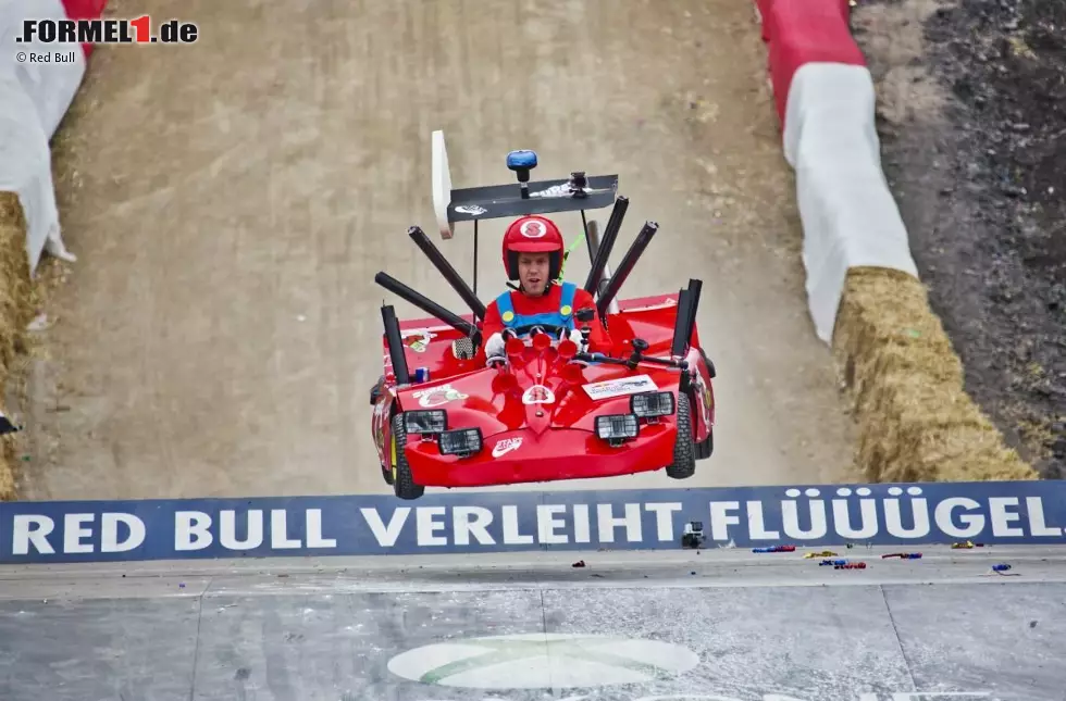 Dass Sebastian Vettel aber auch abseits der Strecke Spaß haben kann, beweist er immer wieder. In Herten nimmt er als "Super-Seb" in Super-Mario-Manier an einem Seifenkisten-Event teil und zeigt auch dort sein Können am Lenkrad. Doch nicht nur in der Seifenkiste gelingt Vettel und Red Bull im Sommer ein großer Sprung. Foto zur News: Dass Sebastian Vettel aber auch abseits der Strecke Spaß haben kann, beweist er immer wieder. In Herten nimmt er als "Super-Seb" in Super-Mario-Manier an einem Seifenkisten-Event teil und zeigt auch dort sein Können am Lenkrad. Doch nicht nur in der Seifenkiste gelingt Vettel und Red Bull im Sommer ein großer Sprung.