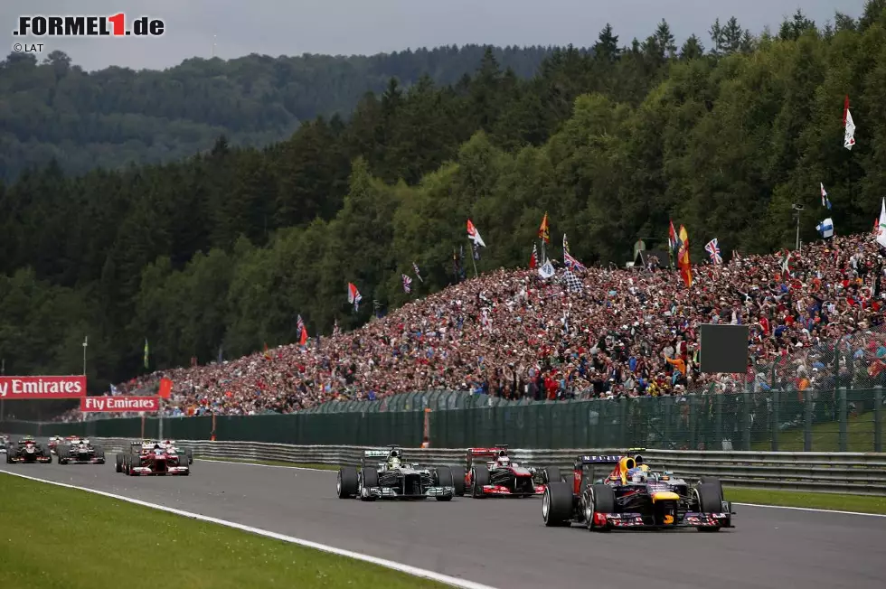 Denn nach der Sommerpause sind die "Roten Bullen" plötzlich der Konkurrenz weit enteilt. 17 Sekunden trennen Vettel vom Zweitplatzierten Alonso in Spa-Francorchamps, dabei war der Deutsche nur von Rang zwei ins Rennen gegangen. Doch schon auf der langen Kemmel-Geraden schnappt sich der Weltmeister Polesetter Lewis Hamilton und triumphiert souverän. Der Abstand zu Platz zwei beträgt da schon 46 Punkte - und wird nie wieder so klein sein... Foto zur News: Denn nach der Sommerpause sind die "Roten Bullen" plötzlich der Konkurrenz weit enteilt. 17 Sekunden trennen Vettel vom Zweitplatzierten Alonso in Spa-Francorchamps, dabei war der Deutsche nur von Rang zwei ins Rennen gegangen. Doch schon auf der langen Kemmel-Geraden schnappt sich der Weltmeister Polesetter Lewis Hamilton und triumphiert souverän. Der Abstand zu Platz zwei beträgt da schon 46 Punkte - und wird nie wieder so klein sein...