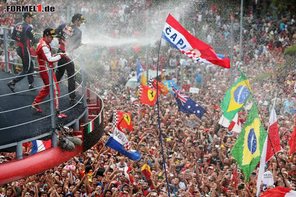 Denn auch das nächste Rennen sollte Vettel für sich entscheiden, während Webber das Ergebnis als Dritter abrundet. In Monza reicht es für die Scuderia nur zu Rang zwei hinter dem Heppenheimer, was für ein paar Pfiffe seitens der Fans sorgt, die Vettel fortan begleiten. Zwar sind Unmutsbekundungen in Italien durchaus zu erwarten gewesen, doch auch in Singapur geht das Pfeifkonzert nach dem Rennen weiter. Foto zur News: Denn auch das nächste Rennen sollte Vettel für sich entscheiden, während Webber das Ergebnis als Dritter abrundet. In Monza reicht es für die Scuderia nur zu Rang zwei hinter dem Heppenheimer, was für ein paar Pfiffe seitens der Fans sorgt, die Vettel fortan begleiten. Zwar sind Unmutsbekundungen in Italien durchaus zu erwarten gewesen, doch auch in Singapur geht das Pfeifkonzert nach dem Rennen weiter.