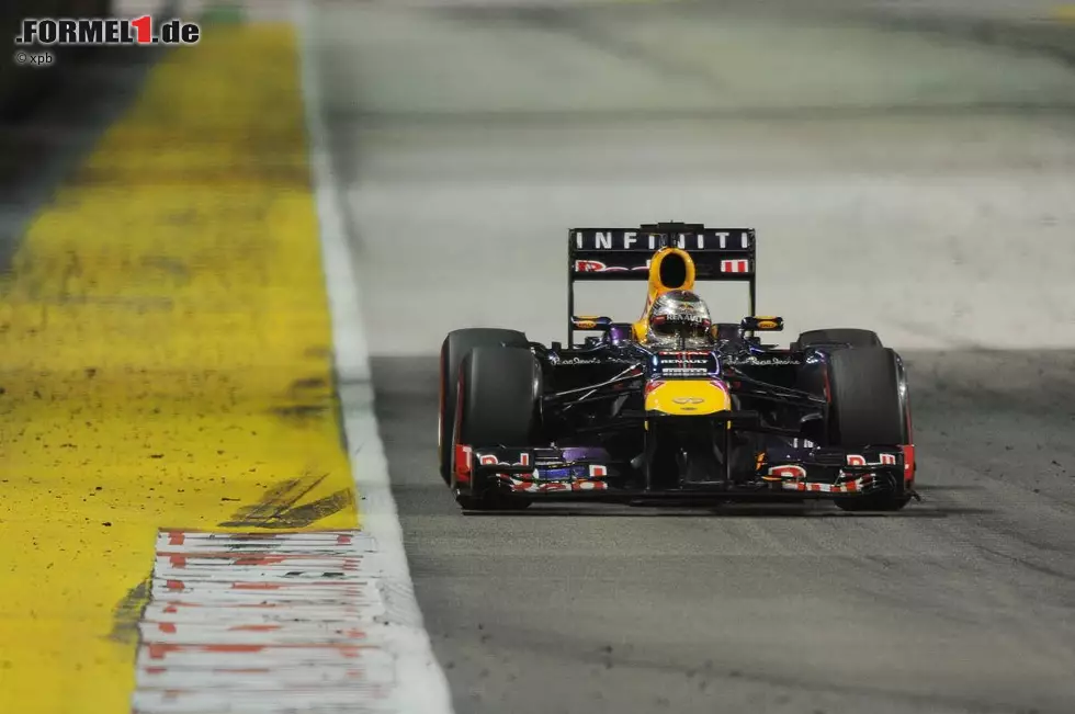 Beim Nachtrennen im südostasiatischen Stadtstaat fährt Vettel nämlich trotz Safety-Car-Phase zur Rennhalbzeit über 30 Sekunden auf den zweitplatzierten Alonso heraus. Die Fans finden die Dominanz des Red-Bull-Piloten langweilig und auch die Konkurrenz rätselt, wie der Deutsche teilweise drei Sekunden pro Runde herausholen konnte. Foto zur News: Beim Nachtrennen im südostasiatischen Stadtstaat fährt Vettel nämlich trotz Safety-Car-Phase zur Rennhalbzeit über 30 Sekunden auf den zweitplatzierten Alonso heraus. Die Fans finden die Dominanz des Red-Bull-Piloten langweilig und auch die Konkurrenz rätselt, wie der Deutsche teilweise drei Sekunden pro Runde herausholen konnte.