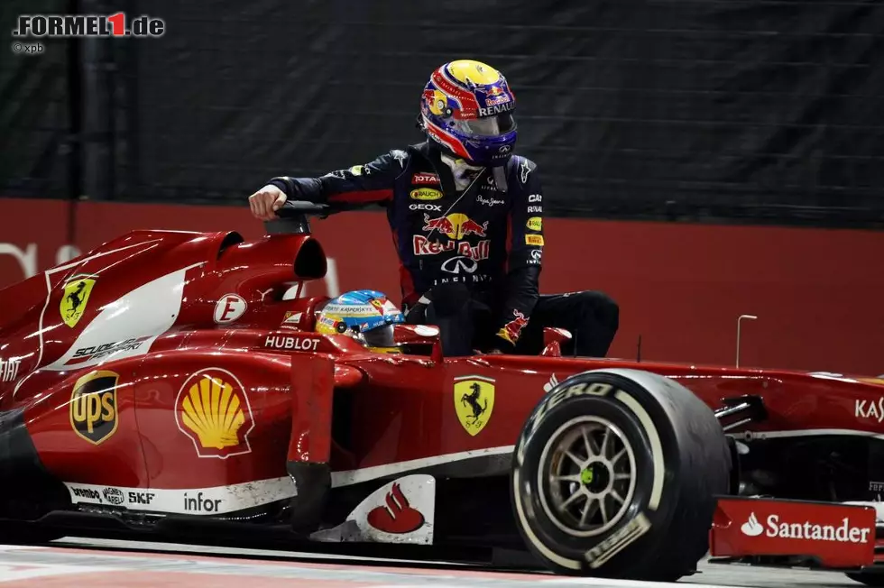 Während Vettel weiter von Sieg zu Sieg eilt, bleiben für Teamkollege Webber nur sonstige Schlagzeilen übrig. In Singapur rollt der Australier eine Runde vor dem Ende aus und wird von Fernando Alonso per Taxi zurück in die Boxengasse gefahren. Die FIA-Rennkommissare finden das gar nicht lustig und verwarnen beide. Für Webber bedeutet dies sogar eine Rückversetzung in der Startaufstellung. Foto zur News: Während Vettel weiter von Sieg zu Sieg eilt, bleiben für Teamkollege Webber nur sonstige Schlagzeilen übrig. In Singapur rollt der Australier eine Runde vor dem Ende aus und wird von Fernando Alonso per Taxi zurück in die Boxengasse gefahren. Die FIA-Rennkommissare finden das gar nicht lustig und verwarnen beide. Für Webber bedeutet dies sogar eine Rückversetzung in der Startaufstellung.