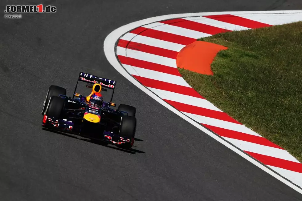Die nächsten Wochen sind für Vettel nur noch Formsache: Auch in Südkorea und Japan gewinnt der 26-Jährige und fährt seinem nächsten WM-Titel entgegen, auch wenn ihm Teamkollege Webber und Lotus-Pilot Romain Grosjean das Leben in Suzuka deutlich schwerer machen. Foto zur News: Die nächsten Wochen sind für Vettel nur noch Formsache: Auch in Südkorea und Japan gewinnt der 26-Jährige und fährt seinem nächsten WM-Titel entgegen, auch wenn ihm Teamkollege Webber und Lotus-Pilot Romain Grosjean das Leben in Suzuka deutlich schwerer machen.
