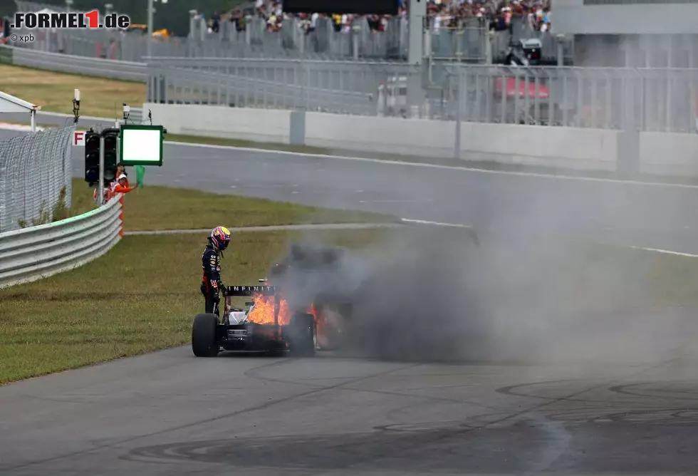 Für Webber ist klar: Für ihn geht es in seiner Abschiedssaison nur noch um Rang zwei. Doch auch der ist schwierig zu erreichen, weil ihn immer wieder seine Pechsträhne einholt. In Südkorea fackelt sein Red Bull nach einem Abschuss von Adrian Sutil ab, in Indien versagt seine Lichtmaschine auf Rang zwei liegend. So wird es nichts mit einem Abschiedssieg. Foto zur News: Für Webber ist klar: Für ihn geht es in seiner Abschiedssaison nur noch um Rang zwei. Doch auch der ist schwierig zu erreichen, weil ihn immer wieder seine Pechsträhne einholt. In Südkorea fackelt sein Red Bull nach einem Abschuss von Adrian Sutil ab, in Indien versagt seine Lichtmaschine auf Rang zwei liegend. So wird es nichts mit einem Abschiedssieg.