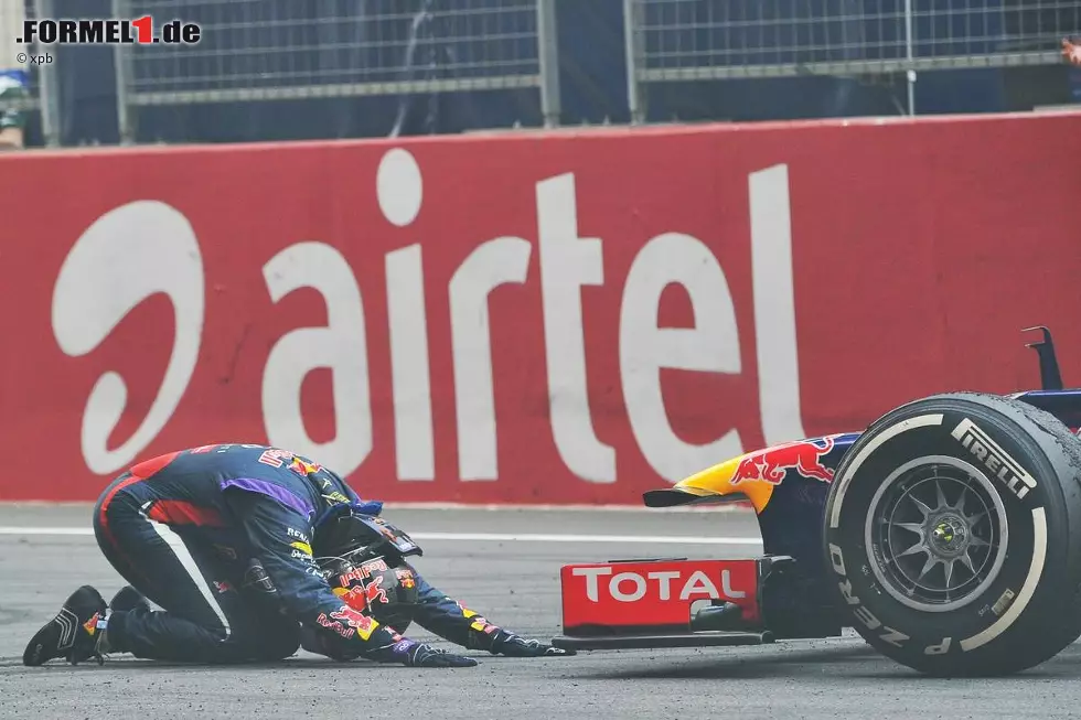 Bei Vettel herrscht indes Gewissheit: Mit dem Sieg in Indien holt der Hesse seinen vierten WM-Titel nach Hause und zieht mit Alain Prost gleich. Nur noch Michael Schumacher und Juan Manuel Fangio haben mehr WM-Titel gesammelt als Vettel - Grund genug, sich bei Adrian Neweys RB9 zu bedanken. Foto zur News: Bei Vettel herrscht indes Gewissheit: Mit dem Sieg in Indien holt der Hesse seinen vierten WM-Titel nach Hause und zieht mit Alain Prost gleich. Nur noch Michael Schumacher und Juan Manuel Fangio haben mehr WM-Titel gesammelt als Vettel - Grund genug, sich bei Adrian Neweys RB9 zu bedanken.