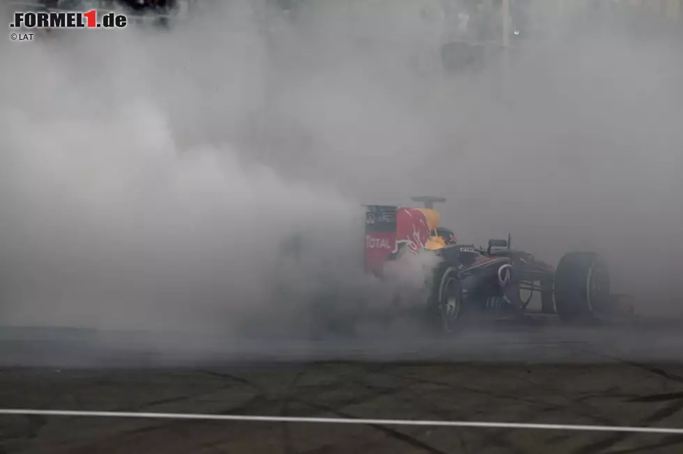 Zudem entdeckt der Deutsche in Indien eine weitere Leidenschaft: Donuts drehen. Bei jedem weiteren Sieg praktiziert er Pirouetten vor den Fans - beim ersten Mal noch auf Kosten der Teamkasse. "Wir haben das letzte Mal schon bezahlt, also wird es diesmal aufgeteilt oder von Sebastian übernommen", schmunzelt Teamchef Horner nach dem zweiten Donut in Abu Dhabi. Doch dort hatten die Kommissare nichts gegen die Einlage. Foto zur News: Zudem entdeckt der Deutsche in Indien eine weitere Leidenschaft: Donuts drehen. Bei jedem weiteren Sieg praktiziert er Pirouetten vor den Fans - beim ersten Mal noch auf Kosten der Teamkasse. "Wir haben das letzte Mal schon bezahlt, also wird es diesmal aufgeteilt oder von Sebastian übernommen", schmunzelt Teamchef Horner nach dem zweiten Donut in Abu Dhabi. Doch dort hatten die Kommissare nichts gegen die Einlage.