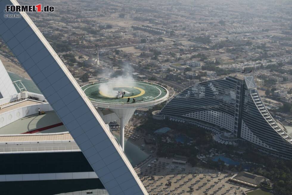 Foto zur News: Doch bei Red Bull muss alles immer eine Spur größer und extremer sein. Seine beiden WM-Titel feiert das Team kurzerhand mit Donuts auf dem Burj Al Arab in Dubai in 210 Metern Höhe. Ex-Pilot David Coulthard zeigt sich als durchaus schwindelfrei und begeistert von der Idee.
