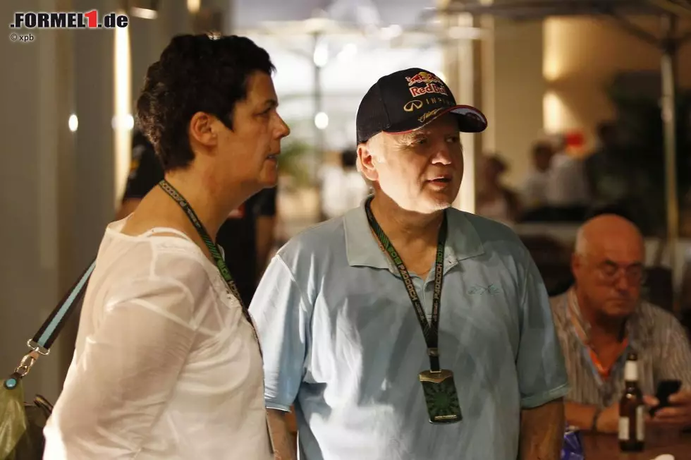 Der Rest ist für Vettel pures Schaulaufen. Dennoch kämpft er weiter verbissen um jeden Sieg, denn schließlich gibt es noch ein paar Rekorde zu knacken. In Abu Dhabi triumphiert der 26-Jährige zum siebten Mal in Folge, doch statt zu feiern, relaxt er lieber im Paddock mit seinen Eltern Norbert und Heike. Auch mit vier WM-Titeln kann man noch ein Familienmensch sein. Das ist Vettel sehr wichtig. Foto zur News: Der Rest ist für Vettel pures Schaulaufen. Dennoch kämpft er weiter verbissen um jeden Sieg, denn schließlich gibt es noch ein paar Rekorde zu knacken. In Abu Dhabi triumphiert der 26-Jährige zum siebten Mal in Folge, doch statt zu feiern, relaxt er lieber im Paddock mit seinen Eltern Norbert und Heike. Auch mit vier WM-Titeln kann man noch ein Familienmensch sein. Das ist Vettel sehr wichtig.