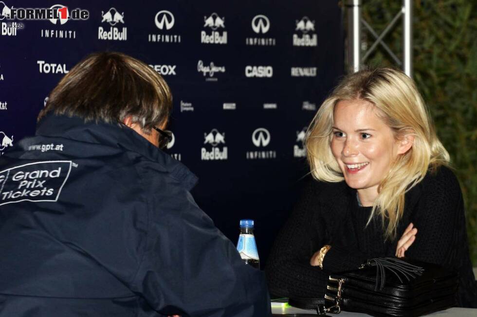 Beim Stichwort Familie darf natürlich auch Hanna Sprater nicht fehlen. Seine langjährige Freundin hält Vettel zu großen Teilen vollständig aus den Medien raus, denn Privates soll bei ihm auch Privates bleiben. Doch eine Sache gibt auch ein Sebastian Vettel stolz bekannt: Er und seine Freundin erwarten im kommenden Jahr ihr erstes Kind. Beim Stichwort Familie darf natürlich auch Hanna Sprater nicht fehlen. Seine langjährige Freundin hält Vettel zu großen Teilen vollständig aus den Medien raus, denn Privates soll bei ihm auch Privates bleiben. Doch eine Sache gibt auch ein Sebastian Vettel stolz bekannt: Er und seine Freundin erwarten im kommenden Jahr ihr erstes Kind.