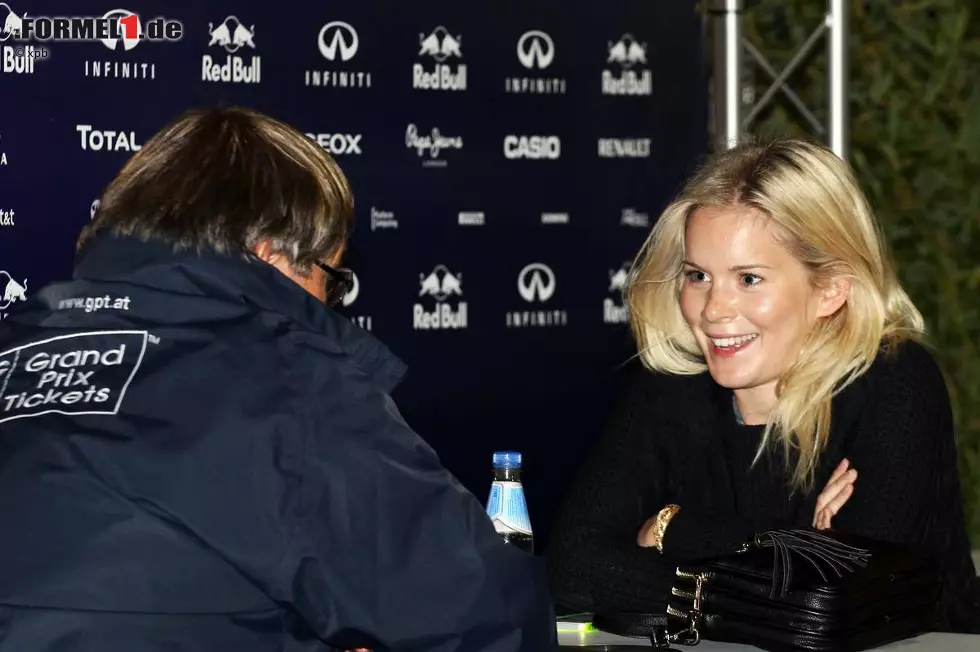 Beim Stichwort Familie darf natürlich auch Hanna Sprater nicht fehlen. Seine langjährige Freundin hält Vettel zu großen Teilen vollständig aus den Medien raus, denn Privates soll bei ihm auch Privates bleiben. Doch eine Sache gibt auch ein Sebastian Vettel stolz bekannt: Er und seine Freundin erwarten im kommenden Jahr ihr erstes Kind. Foto zur News: Beim Stichwort Familie darf natürlich auch Hanna Sprater nicht fehlen. Seine langjährige Freundin hält Vettel zu großen Teilen vollständig aus den Medien raus, denn Privates soll bei ihm auch Privates bleiben. Doch eine Sache gibt auch ein Sebastian Vettel stolz bekannt: Er und seine Freundin erwarten im kommenden Jahr ihr erstes Kind.