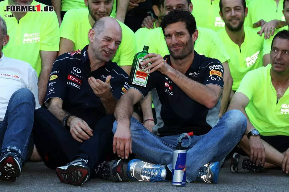Webber konzentriert sich derweil auf seine letzten beiden Formel-1-Rennen. In Austin und Sao Paulo hat der Australier noch einmal die Chance, ein versöhnliches Ende zu erleben. Beim Rennen in den USA muss er sich als Dritter aber Romain Grosjean geschlagen geben und scheint sich mit dem Jägermeister nach dem Rennen nicht unbedingt anfreunden zu können. Ach ja: Es siegt Vettel. Foto zur News: Webber konzentriert sich derweil auf seine letzten beiden Formel-1-Rennen. In Austin und Sao Paulo hat der Australier noch einmal die Chance, ein versöhnliches Ende zu erleben. Beim Rennen in den USA muss er sich als Dritter aber Romain Grosjean geschlagen geben und scheint sich mit dem Jägermeister nach dem Rennen nicht unbedingt anfreunden zu können. Ach ja: Es siegt Vettel.