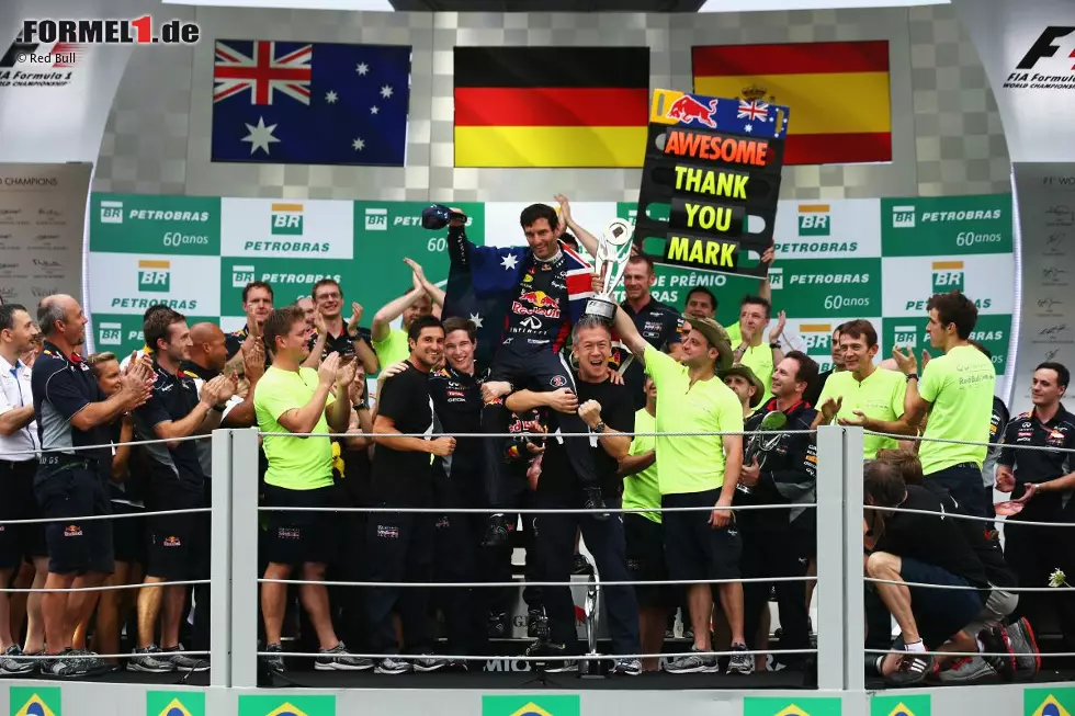 In Sao Paulo nimmt Webber endgültig seinen Hut. Zwar klappt es auch im letzten Saisonrennen nicht mit dem Sieg, doch mit dem zweiten Platz hat sich der Australier mehr als versöhnlich verabschiedet, auch wenn er zum ersten Mal seit 2008 kein Saisonrennen gewinnt. Foto zur News: In Sao Paulo nimmt Webber endgültig seinen Hut. Zwar klappt es auch im letzten Saisonrennen nicht mit dem Sieg, doch mit dem zweiten Platz hat sich der Australier mehr als versöhnlich verabschiedet, auch wenn er zum ersten Mal seit 2008 kein Saisonrennen gewinnt.