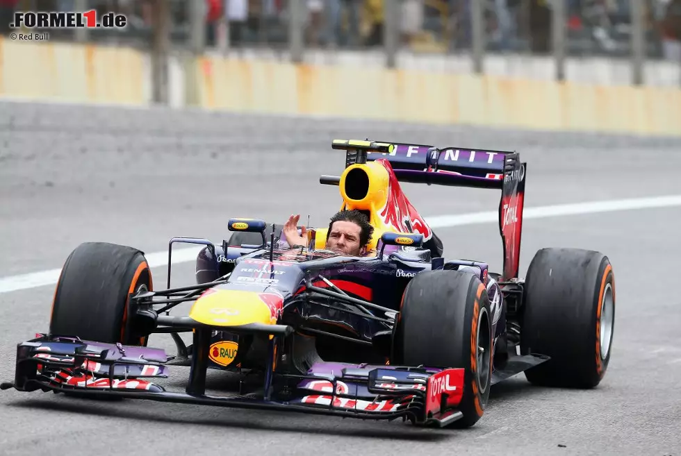 Unvergessen bleibt natürlich auch seine allerletzte Runde in Brasilien. Auf der Auslaufrunde zieht Webber seinen Helm vom Kopf und fährt "oben ohne". Seine Bilanz in 215 Formel 1 Rennen: Neun Siege, 42 Podestplätze, 13 Pole-Positions und 19 schnellste Rennrunden. Foto zur News: Unvergessen bleibt natürlich auch seine allerletzte Runde in Brasilien. Auf der Auslaufrunde zieht Webber seinen Helm vom Kopf und fährt "oben ohne". Seine Bilanz in 215 Formel 1 Rennen: Neun Siege, 42 Podestplätze, 13 Pole-Positions und 19 schnellste Rennrunden.