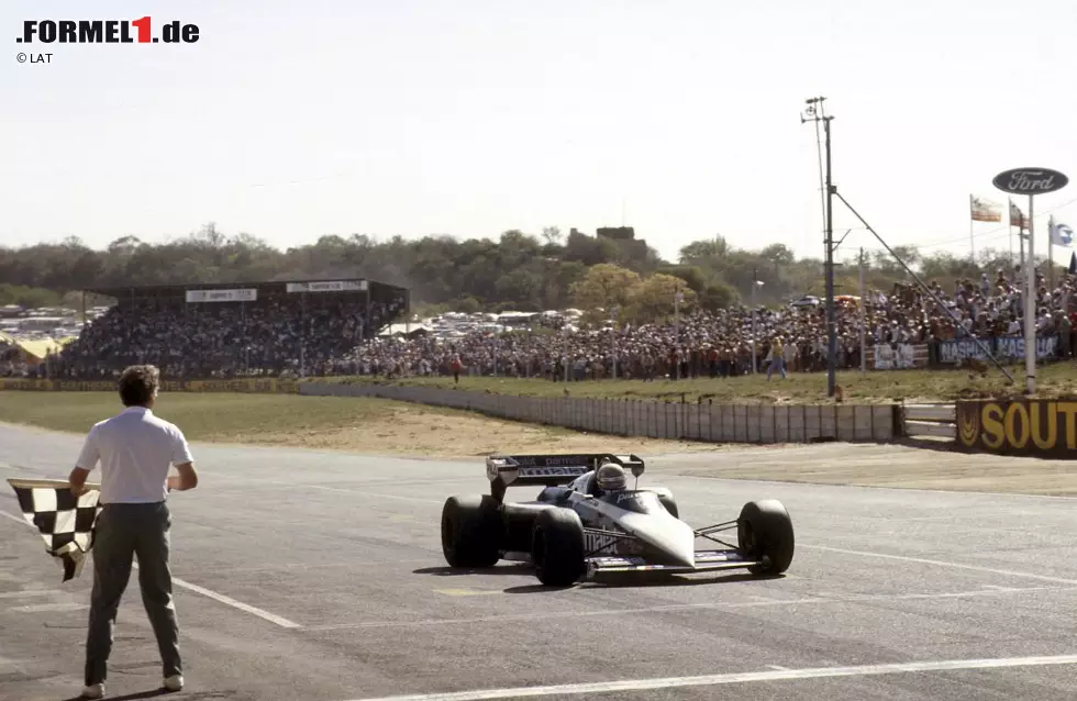 Das ist gerade die Hälfte von dem Wert, der für Rekordhalter Ricardo Patrese zu Buche steht. Der Italiener hatte nach dem Südafrika-Grand-Prix 1983 genau 2403 sieglose Tage verbracht, ehe er 1990 in San Marino wieder ganz oben auf das Podest kletterte. Foto zur News: Das ist gerade die Hälfte von dem Wert, der für Rekordhalter Ricardo Patrese zu Buche steht. Der Italiener hatte nach dem Südafrika-Grand-Prix 1983 genau 2403 sieglose Tage verbracht, ehe er 1990 in San Marino wieder ganz oben auf das Podest kletterte.