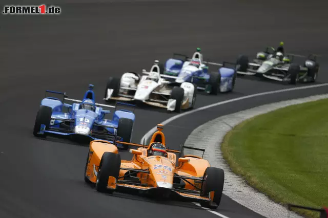 Im Mai 2017 startet Alonso sensationell beim Indy 500 in den USA. Trotz Skepsis zeigt er eine starke Leistung, führt 27 Runden und wird zum Rookie des Rennens gewählt. 21 Runden vor Rennende scheidet er mit Honda-Motorschaden aus. Das scheint bei ihm Lust auf mehr geweckt zu haben. Foto zur News: Im Mai 2017 startet Alonso sensationell beim Indy 500 in den USA. Trotz Skepsis zeigt er eine starke Leistung, führt 27 Runden und wird zum Rookie des Rennens gewählt. 21 Runden vor Rennende scheidet er mit Honda-Motorschaden aus. Das scheint bei ihm Lust auf mehr geweckt zu haben.
