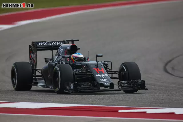 Doch es geht vom Regen in die Traufe: Angekündigte Siege von Honda wurden nicht wahr. Stattdessen war die Saison 2015 ein einziges Desaster. Alonso beschimpft den Motor beim Honda-Heimspiel in Japan öffentlich als "GP2-Engine". 2016 geht es dann endlich etwas bergauf und er sammelt 54 Punkte. Honda scheint auf dem richtigen Weg. Foto zur News: Doch es geht vom Regen in die Traufe: Angekündigte Siege von Honda wurden nicht wahr. Stattdessen war die Saison 2015 ein einziges Desaster. Alonso beschimpft den Motor beim Honda-Heimspiel in Japan öffentlich als "GP2-Engine". 2016 geht es dann endlich etwas bergauf und er sammelt 54 Punkte. Honda scheint auf dem richtigen Weg.