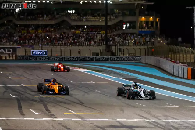 Im Anschluss an das Rennen geben die früheren Kontrahenten Sebastian Vettel und Lewis Hamilton dem scheidenden Großmeister das Geleit: Zusammen fahren die drei Piloten, die gemeinsam die vergangenen zehn Jahre geprägt haben, auf die Start- und Zielgerade. Foto zur News: Im Anschluss an das Rennen geben die früheren Kontrahenten Sebastian Vettel und Lewis Hamilton dem scheidenden Großmeister das Geleit: Zusammen fahren die drei Piloten, die gemeinsam die vergangenen zehn Jahre geprägt haben, auf die Start- und Zielgerade.
