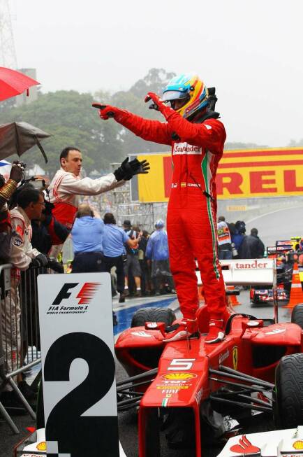 Foto zur News: Doch er wird wieder nur Zweiter: Nach Abschüssen von Konkurrenten in Spa und Suzuka zieht ihm Sebastian Vettel davon. Alonso hat gelernt, sich auch zu freuen, wenn er nicht gewinnt. Aber die Experten sind sich einig: Was er 2012 abgeliefert hat, war eine der besten Leistungen in der Geschichte der Königsklasse.