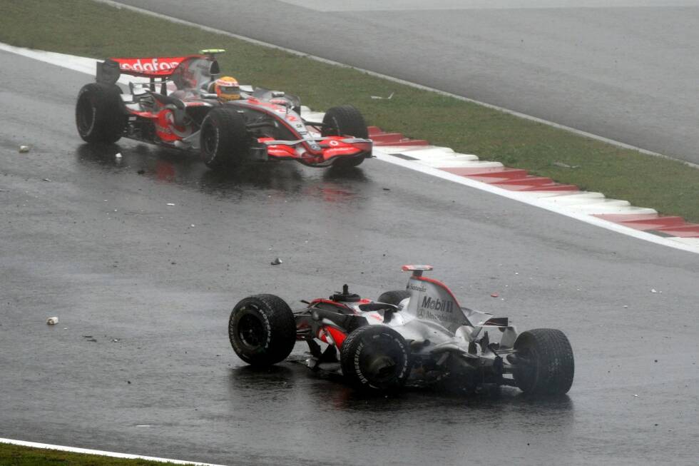 Foto zur News: Crash beim Regenchaos in Fuji: Alonso macht in Japan den wohl WM-entscheidenden Fehler und beendet die Saison an dritter Stelle - einen Zähler hinter Weltmeister Räikkönen, punktgleich mit Hamilton. Erst zum zweiten Mal nach Tarso Marques 2001 landet er in der Gesamtwertung hinter dem Teamkollegen, zumindest was die Platzierung betrifft.